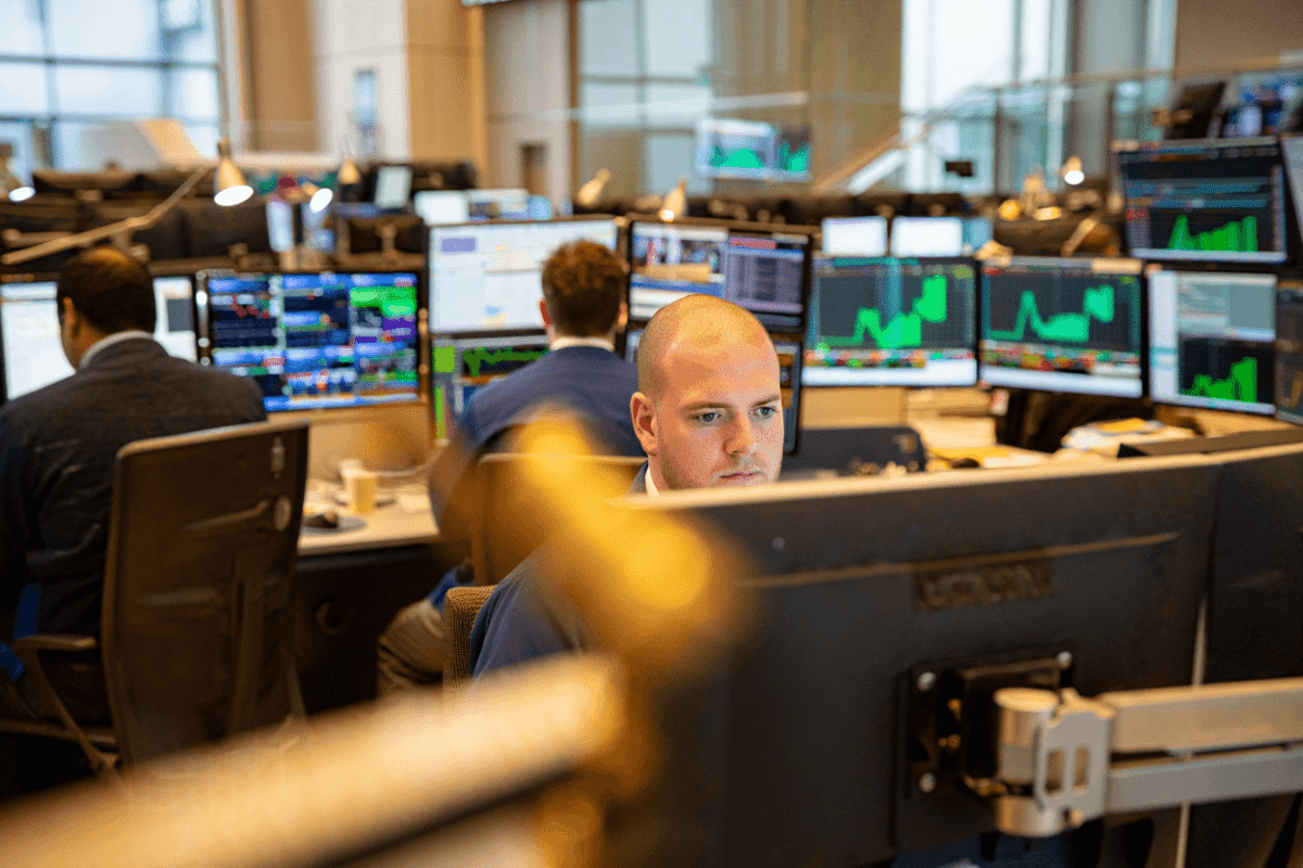 Stock market ends higher as Dow reaches new record close, S&P 500 posts 8th straight weekly gain