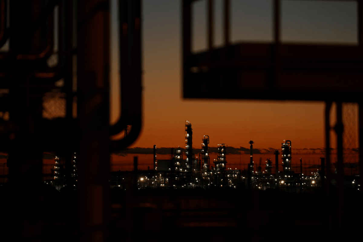XOM stock fluctuates near $155 as oil volatility pressures energy sector gains