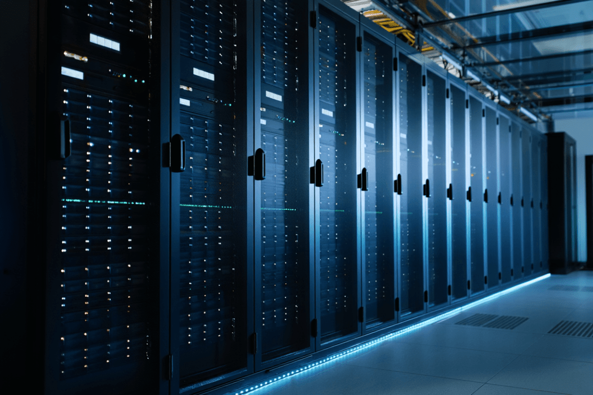 ORCL stock slips as Oracle navigates AI infrastructure strategy, avg target $261.46