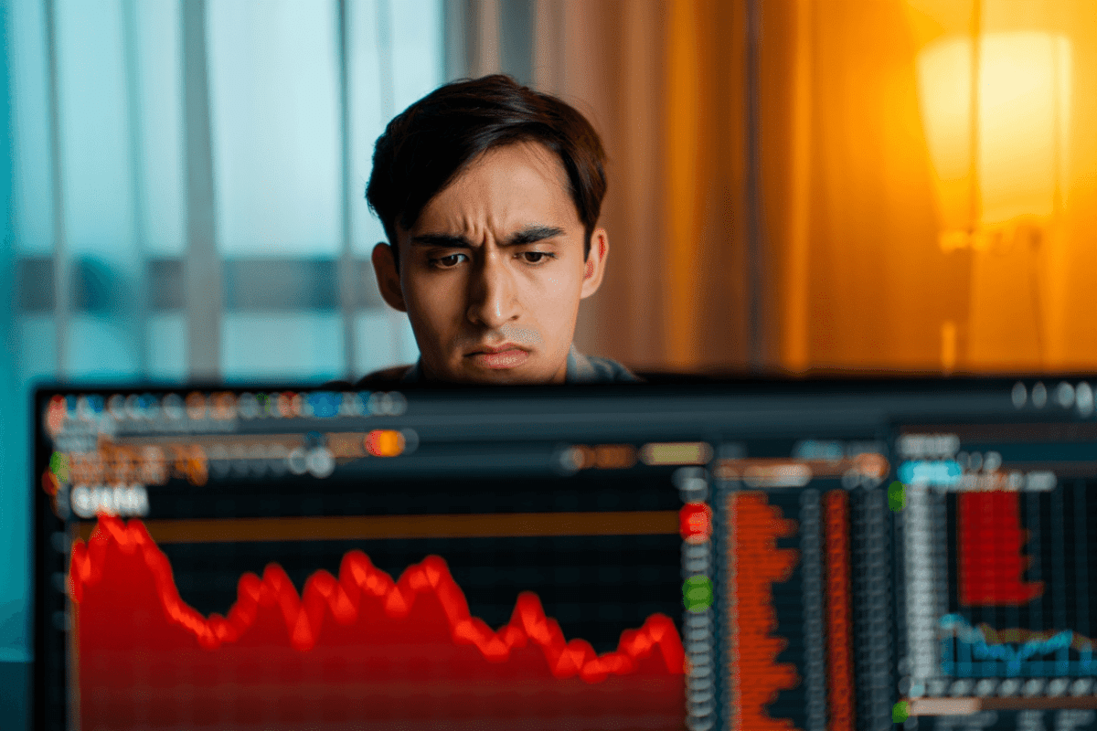 SMH stock falls 3.8% to $556.34 as semiconductor sector faces headwinds