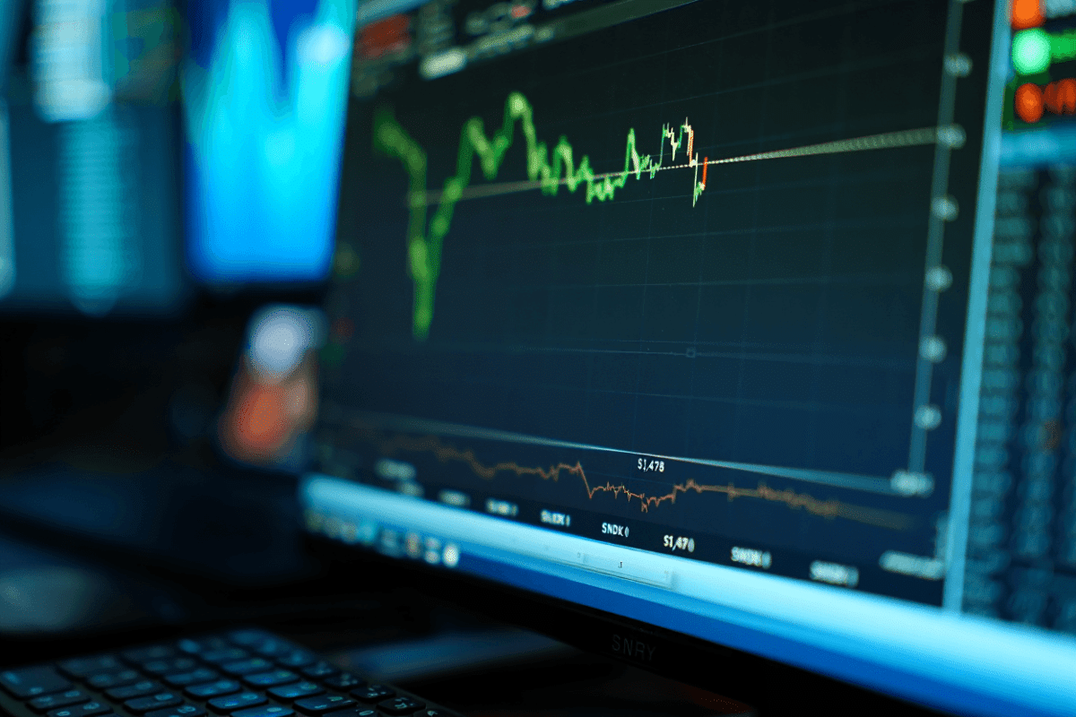 SNDK stock hits $1,478 as AI chip demand fuels 550% YTD surge
