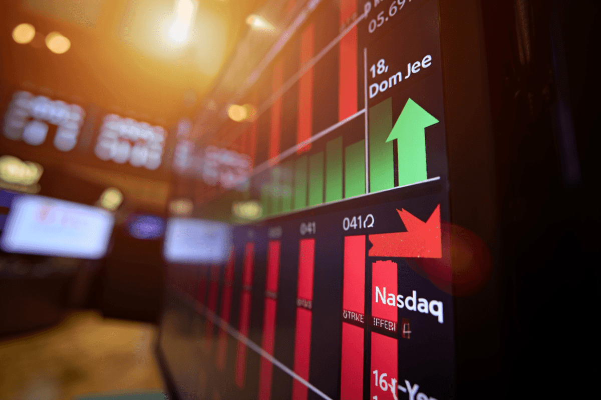 Dow Jones industrial average closes down 25 points, slips 0.05% as tech sector weakens