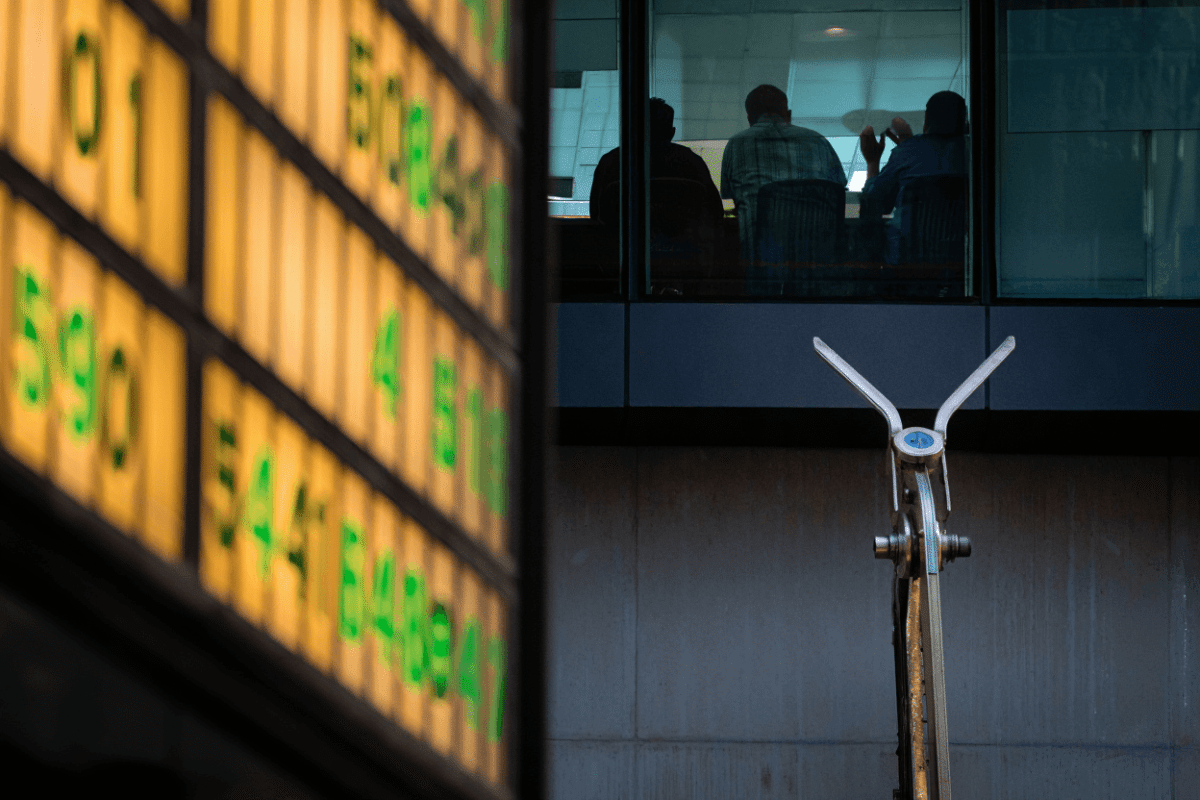 S&P 500 rallies on Iran peace deal, extends 2026 gains