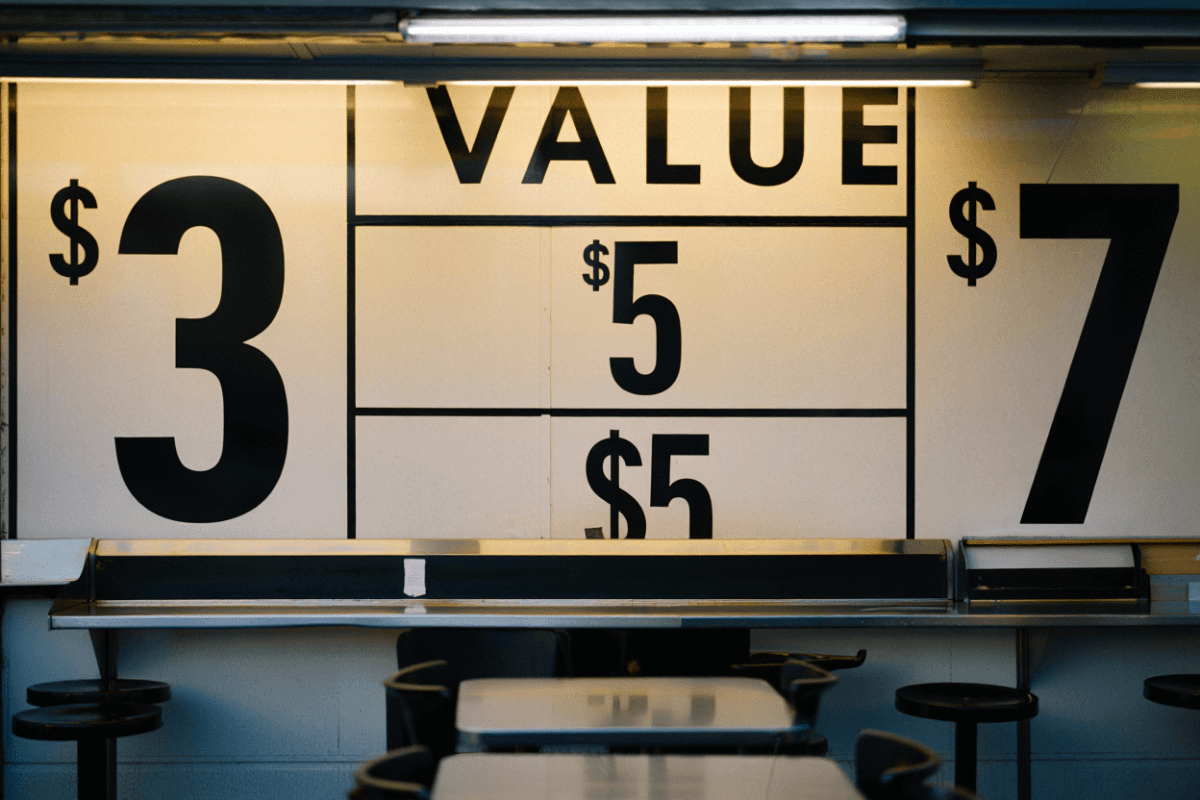 Restaurant chains lean into value deals as closures accelerate in 2026