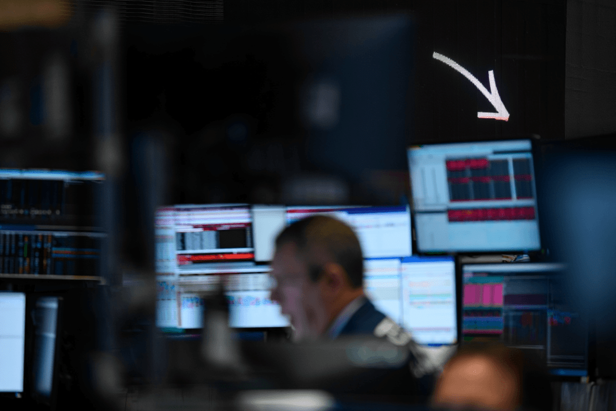 Dow falls 507 points as Fed signals rate hikes ahead under Warsh
