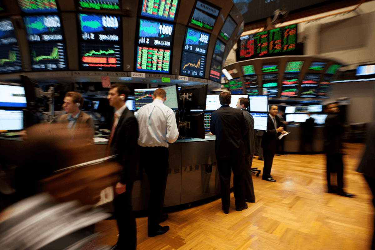 S&P 500 closes higher to notch winning week on tech gains