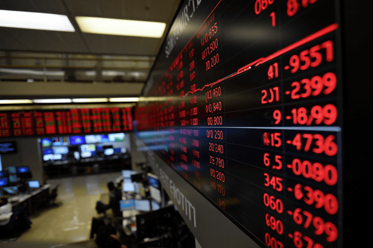 SPY dips as chipmakers, AI stocks slide amid market caution