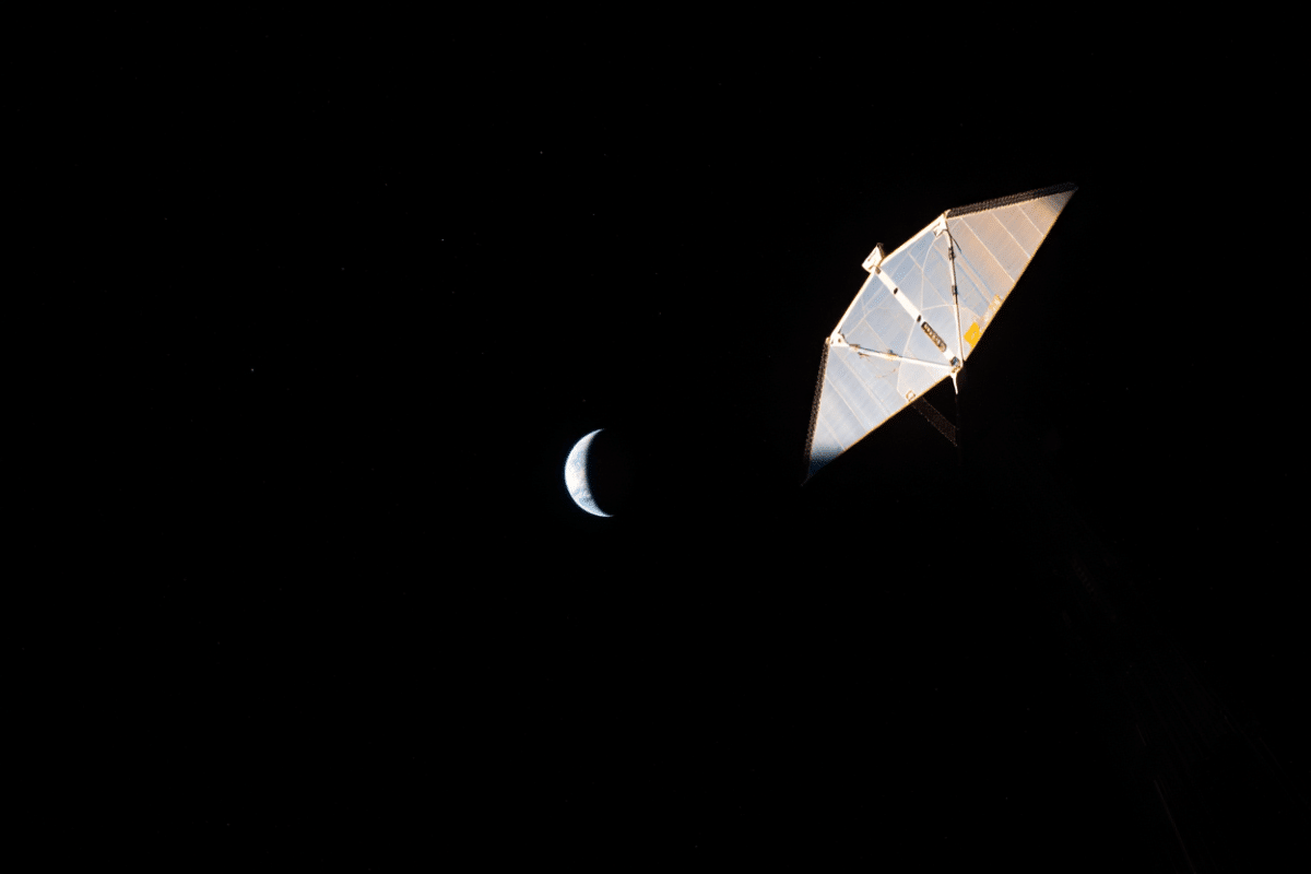FCC approves space mirror test despite astronomer objections