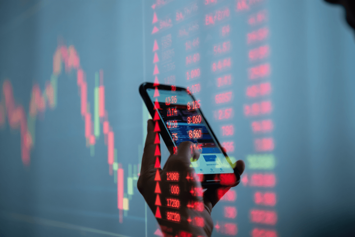 S&P 500 falls 0.7% as chip stocks slide and Netflix disappoints