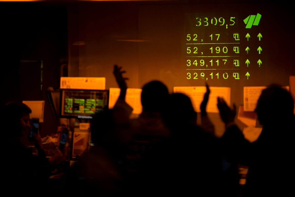 Dow hits record close at 52,900 ahead of July 4 holiday