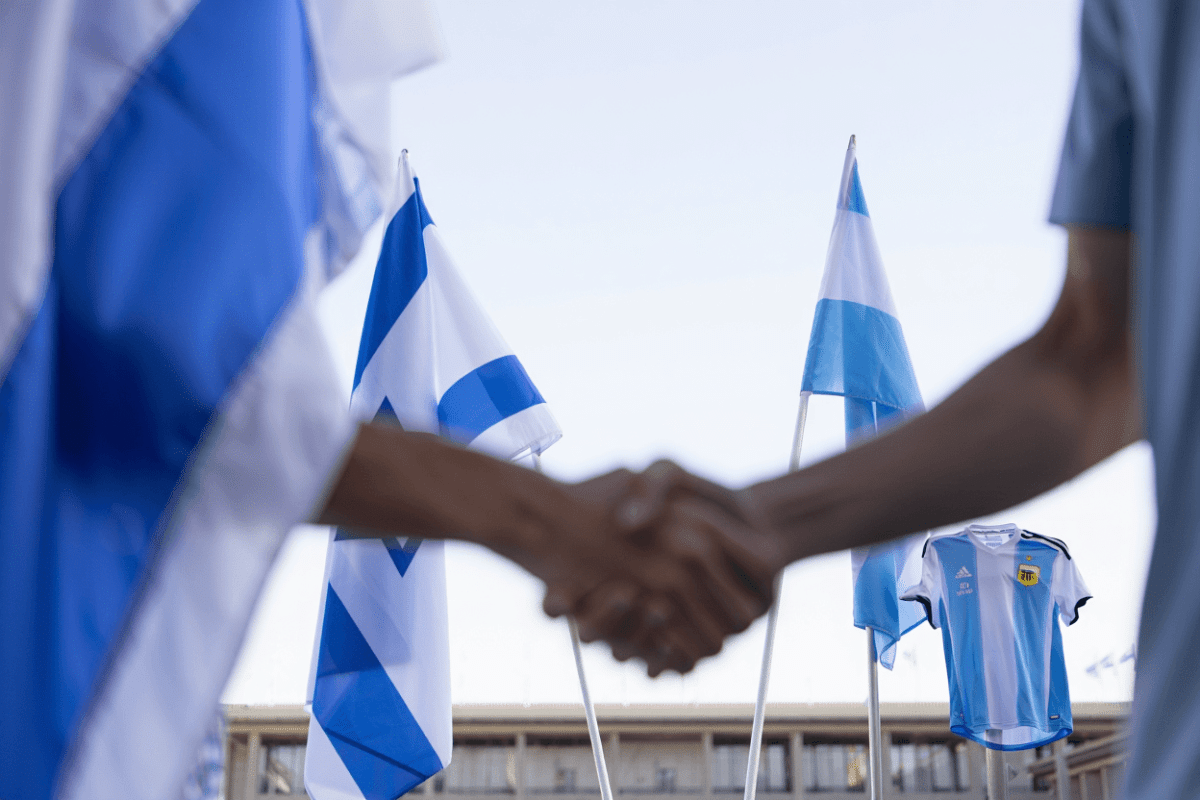 Netanyahu backs Argentina for World Cup final, receives official shirt