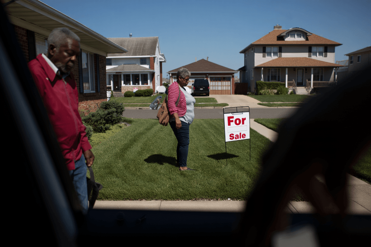 Mortgage rates fall to 6.37% as housing market stabilizes