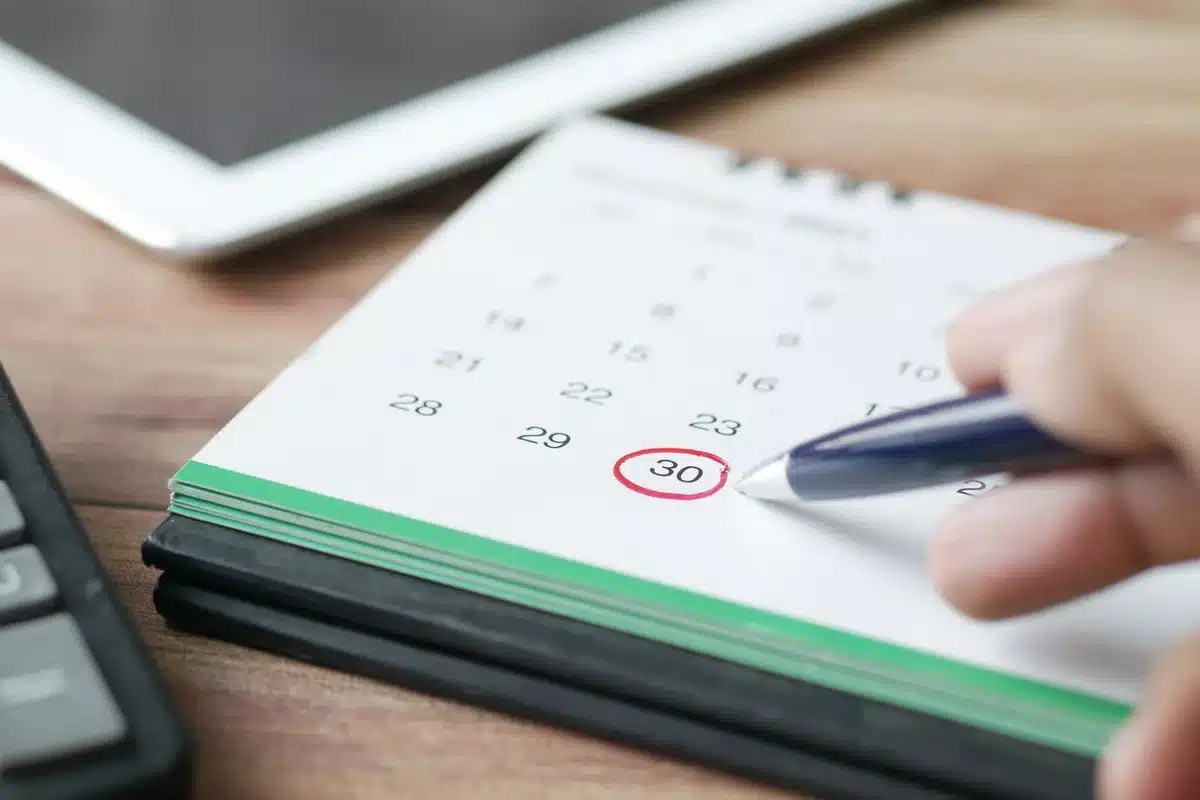 A calendar showing July and August 2026 with the 1st and 31st highlighted in different colors, illustrating the early payment shift and the missing August date.