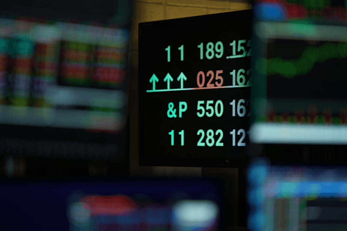S&P 500 hits record close as weak jobs data eases rate hike fears