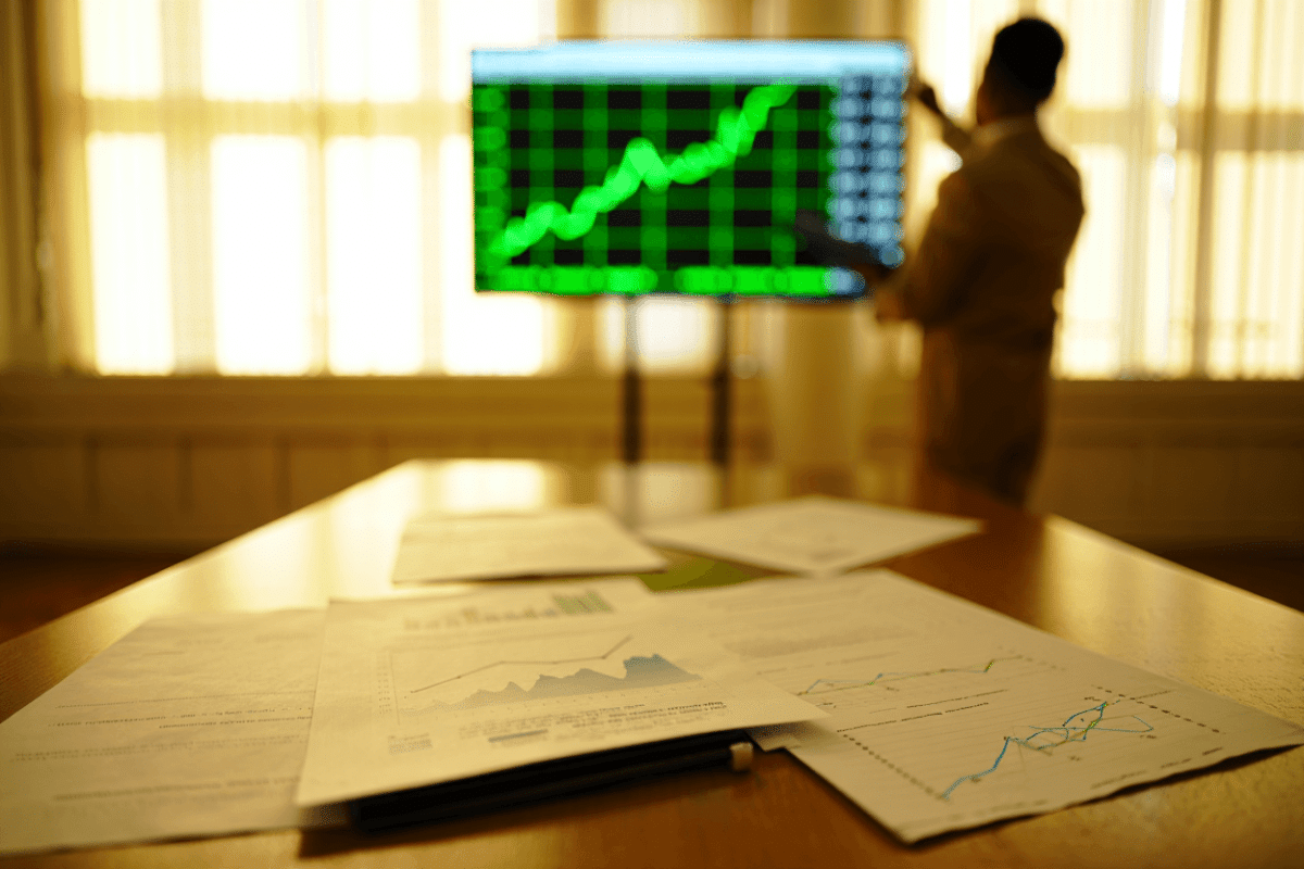 S&P 500 hits record high as weak jobs report eases rate fears