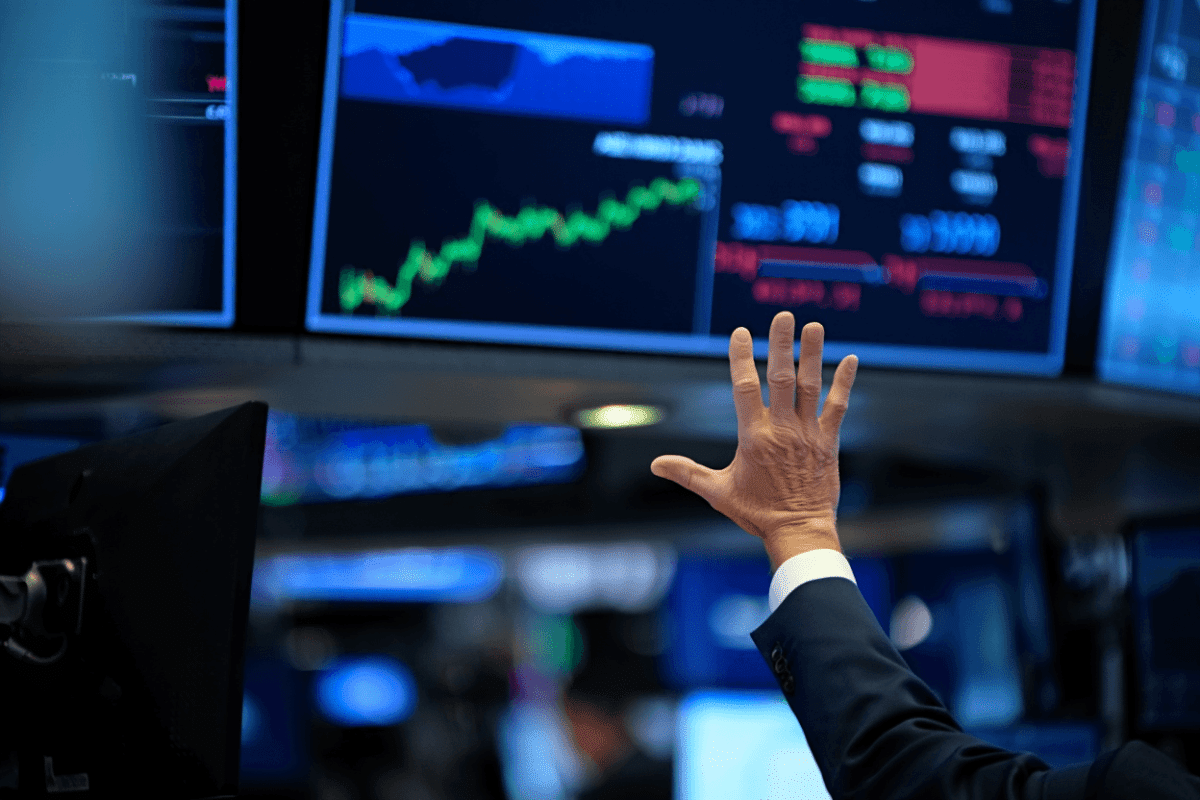 Investors push S&P 500 to record high on best week since April