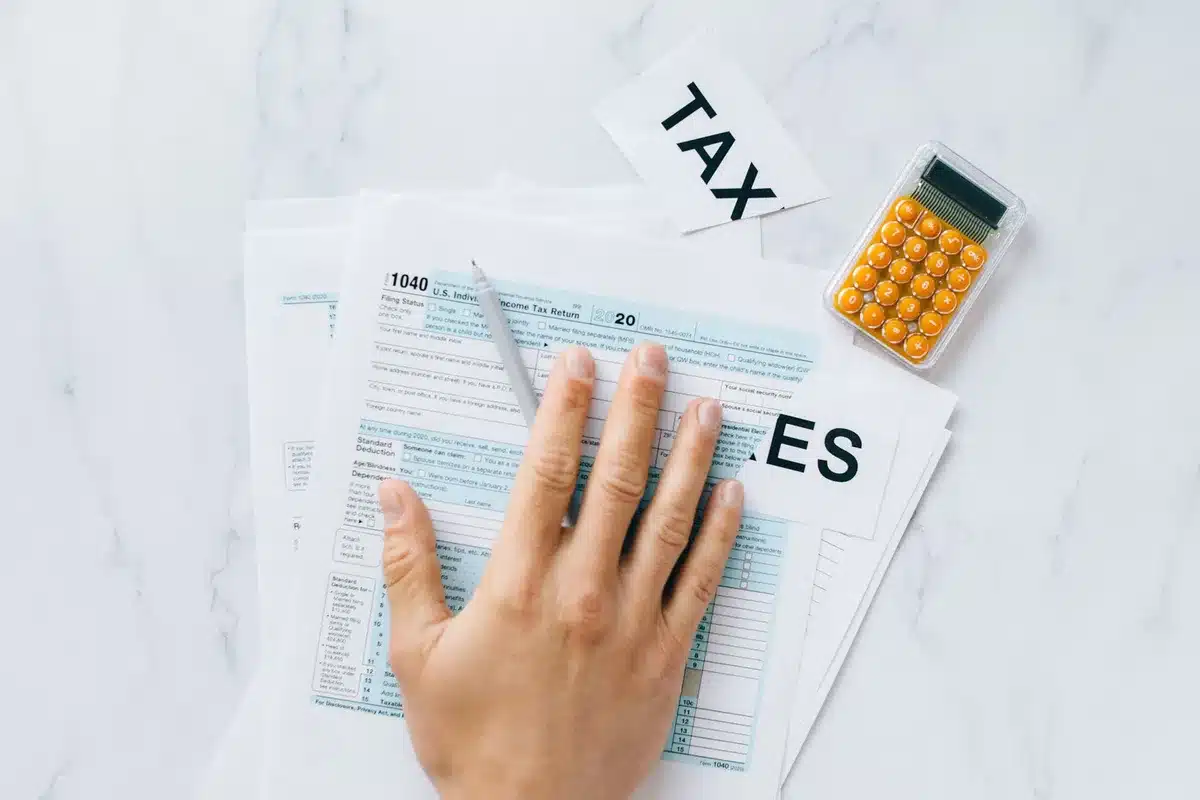 A split-screen graphic showing income distribution and tax contribution percentages, illustrating the gap between earnings and tax burden.