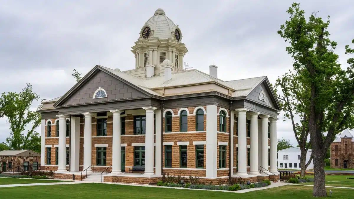 A federal courthouse entrance with marble columns and official seals, symbolizing ongoing legal proceedings and judicial oversight of financial disputes