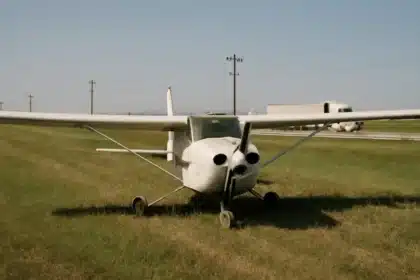 Cessna makes emergency landing on Florida highway after engine trouble