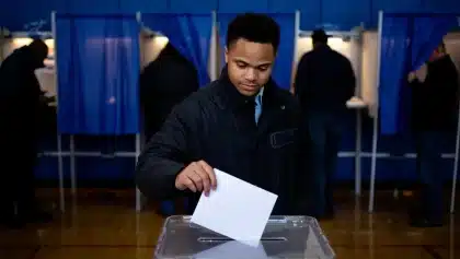 Crowley defeats Hong in upset Wisconsin governor primary