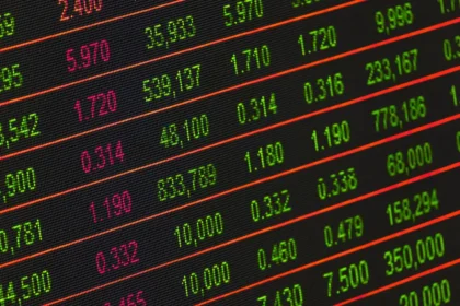 Dow Jones falls 700 points as Walmart, Boeing stocks slide