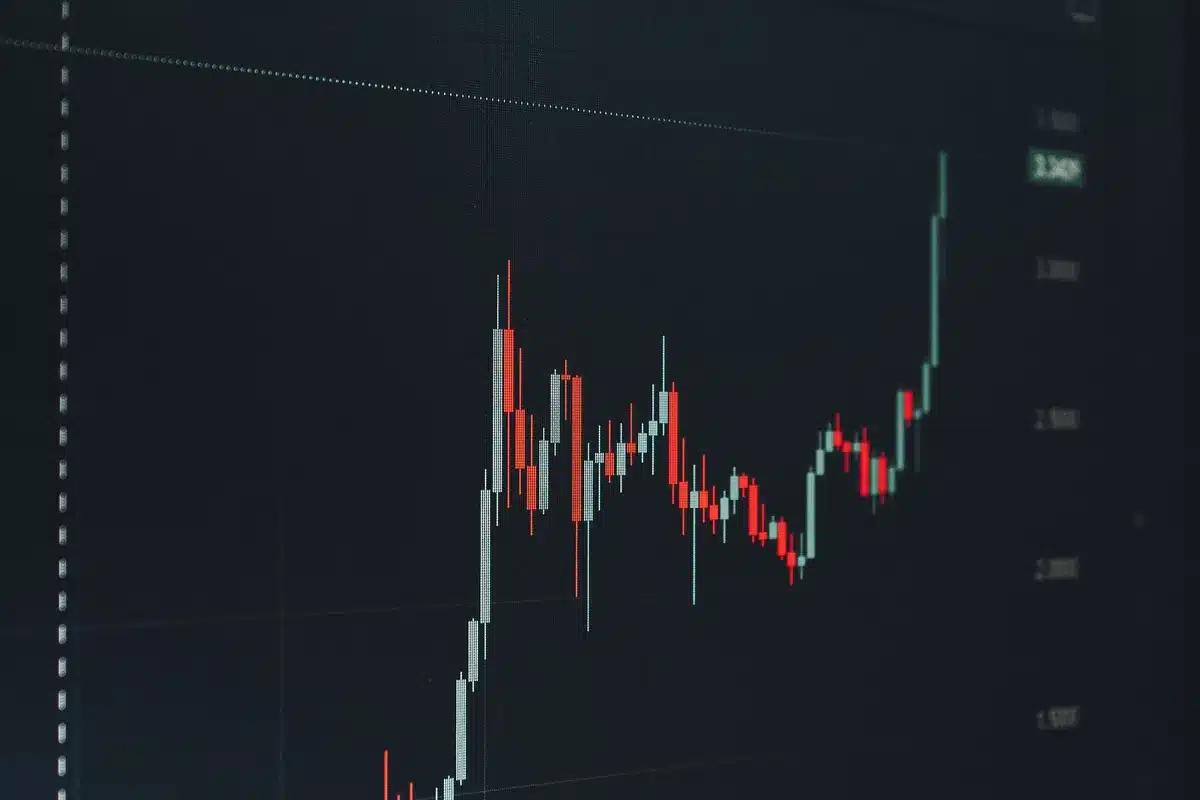 Stock market floor with traders reacting to red screens and falling numbers, a sea of activity amid declining indexes