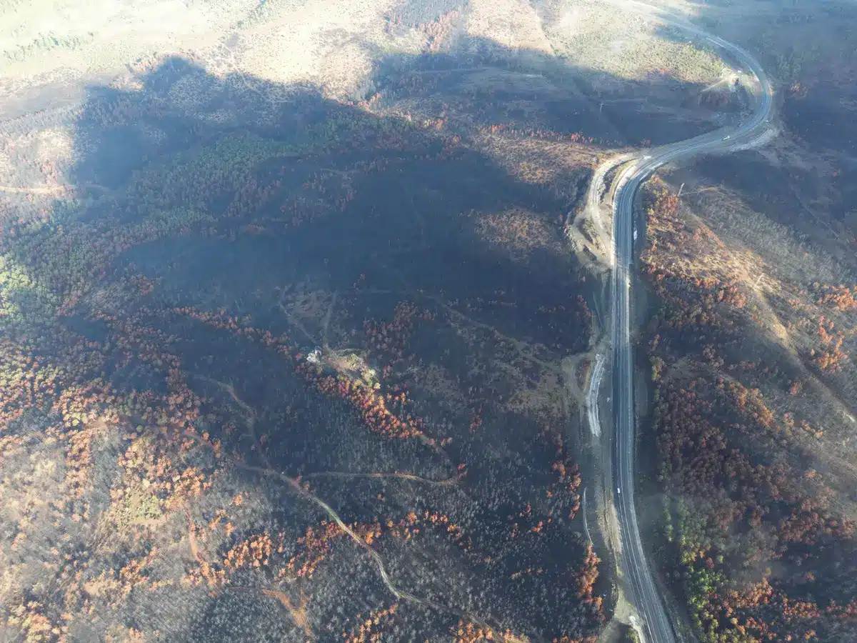 A map view showing multiple active fire zones across eastern Oregon, with Interstate 84 marked as a critical route, smoke plumes visible across hundreds of miles, containment lines drawn by firefighting crews