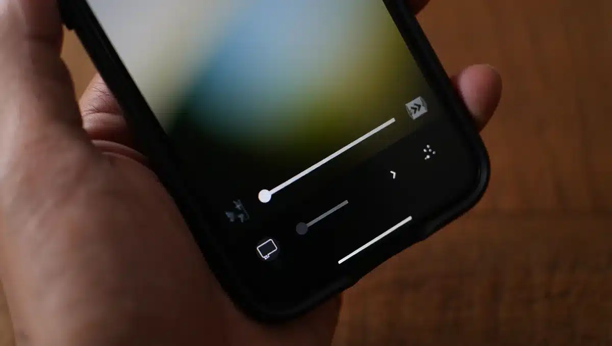 A smartphone display showing a photo with adjustable depth-of-field sliders, blurred background transitioning to sharp focus, settings menu visible