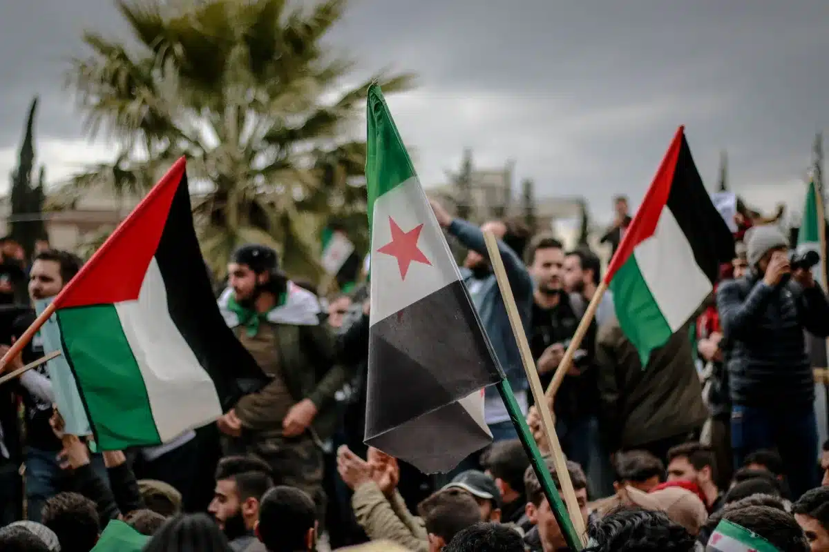 A tense diplomatic standoff over Gaza peace, with negotiating tables and formal government buildings in shadow, symbolizing the breakdown in talks between allied nations.