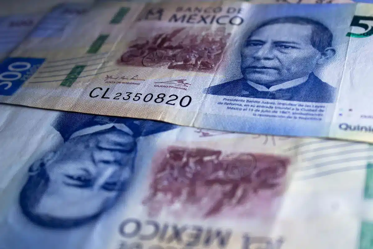 Mexican peso hits strongest level since June 2024 below 17 per dollar