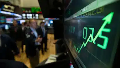 S&P 500 hits record close, posts strongest week since April