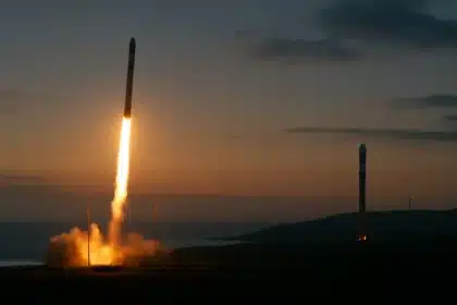 SpaceX launches two Falcon 9 rockets 38 minutes apart, sets new record