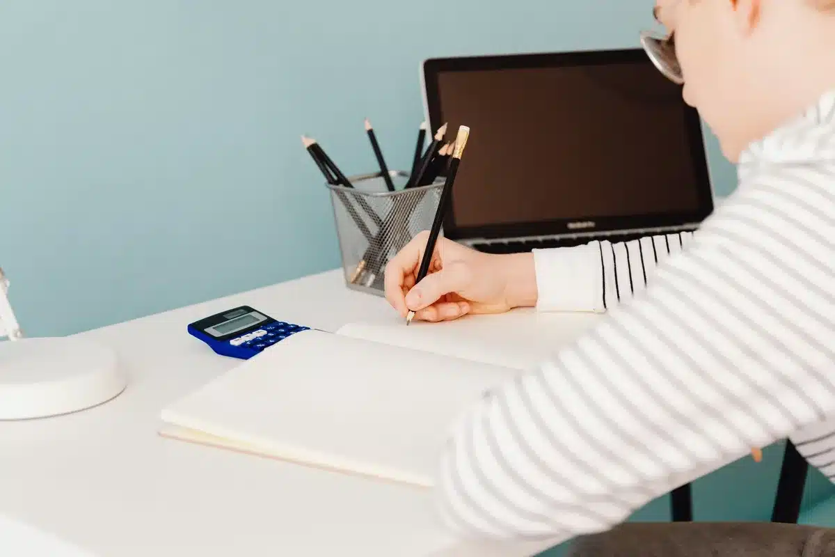 Student reviewing loan repayment plan options on computer screen at home
