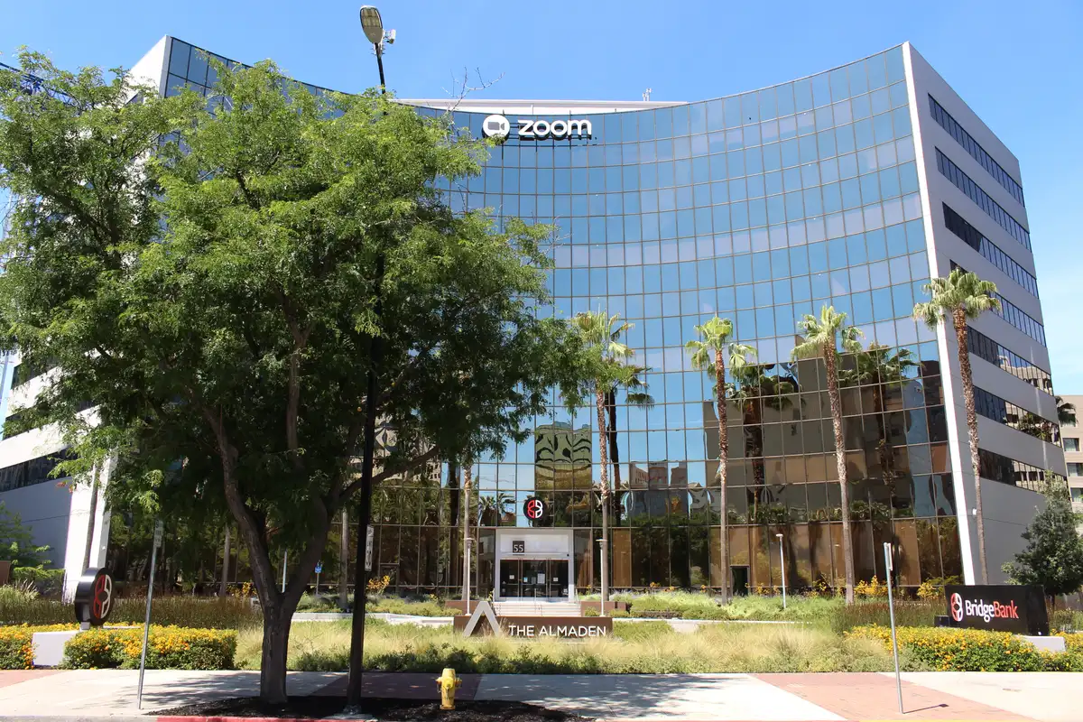 Zoom beats Q2 earnings estimates with $1.28B revenue, raises full-year guidance