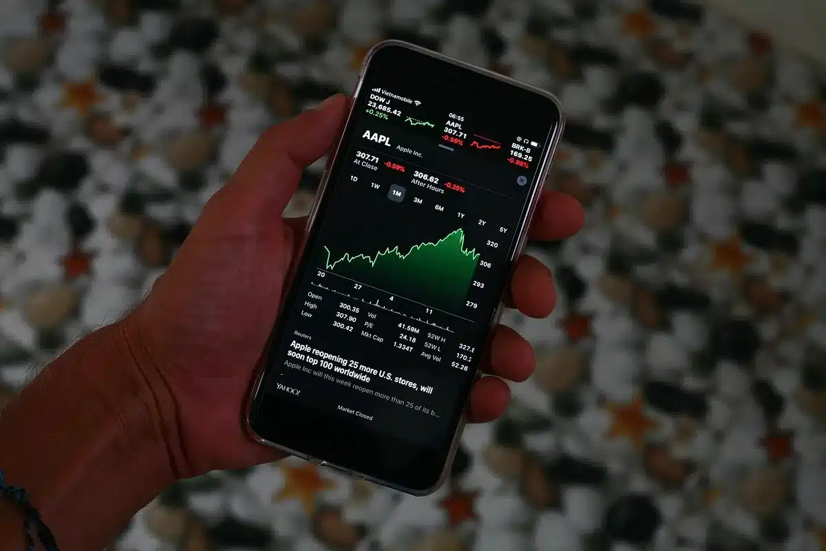 Anonymous silhouette of a small group watching multiple screens with stock charts, faces blurred, emphasizing trader attention without ID