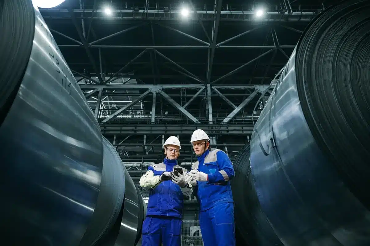 A modern manufacturing facility floor with automated machinery and assembly lines, representing the nearshoring investments driving foreign capital into Mexico's industrial sector.