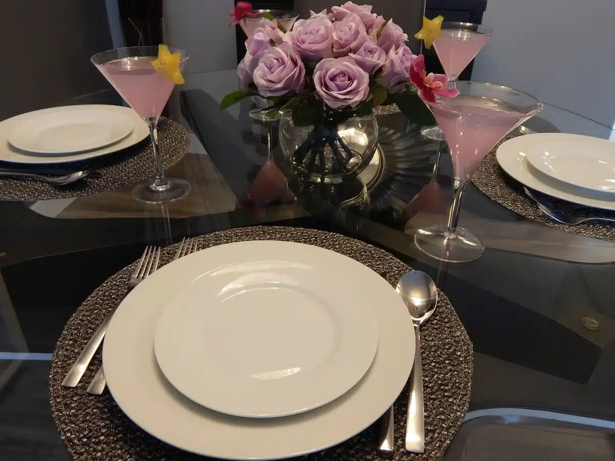 Empty state dining room set for a state dinner, long table with place settings and folded napkins, chandelier above, no people — a formal ceremonial scene