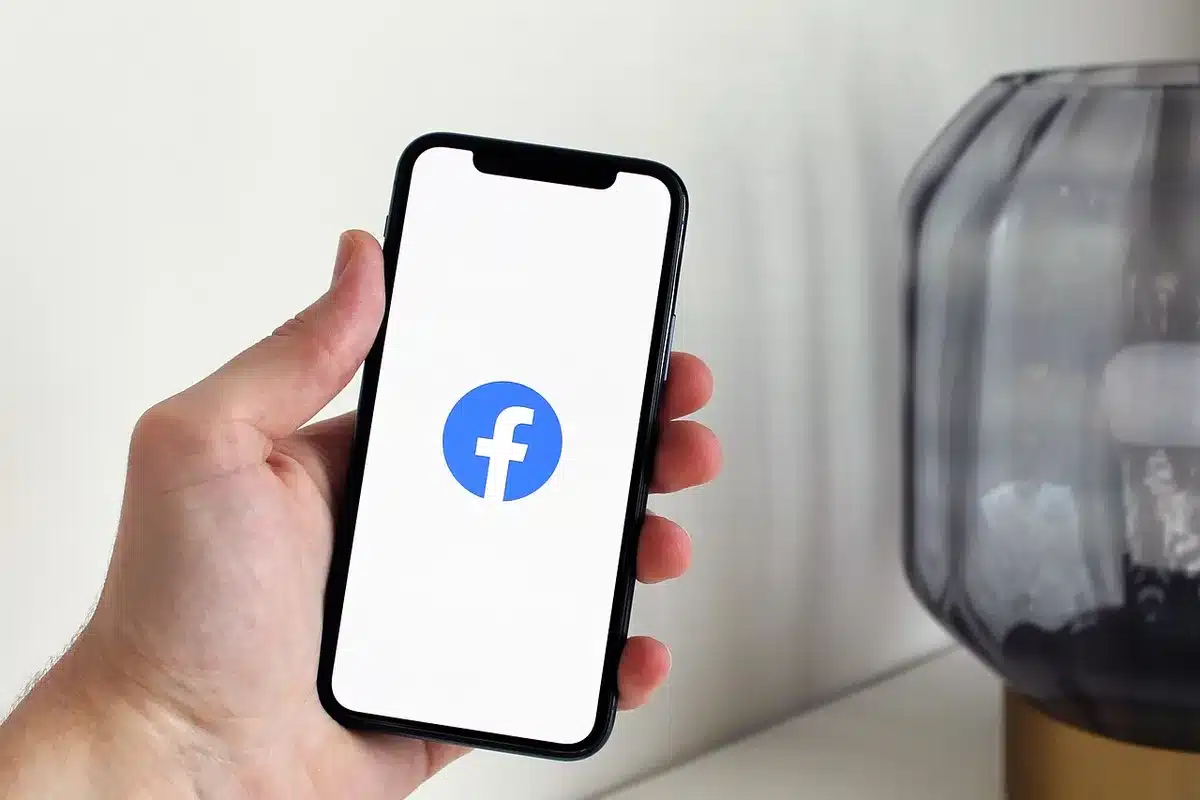 A wide view of a generic mobile home screen showing an open social app feed with anonymous post cards and a highlighted profile at the top; no logos or real faces